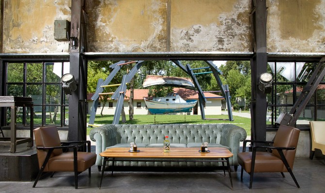 rustic-grungy-vintage-industrial-cafe-interior