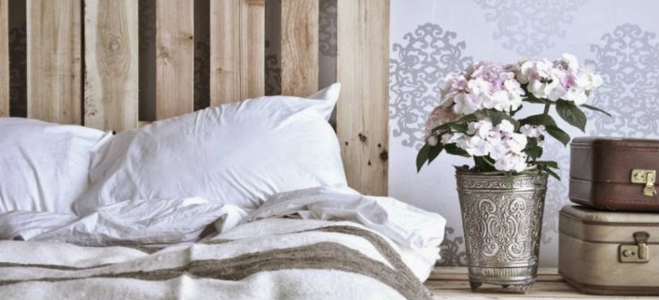 bedroom-inspirations-vintage-wallpaper