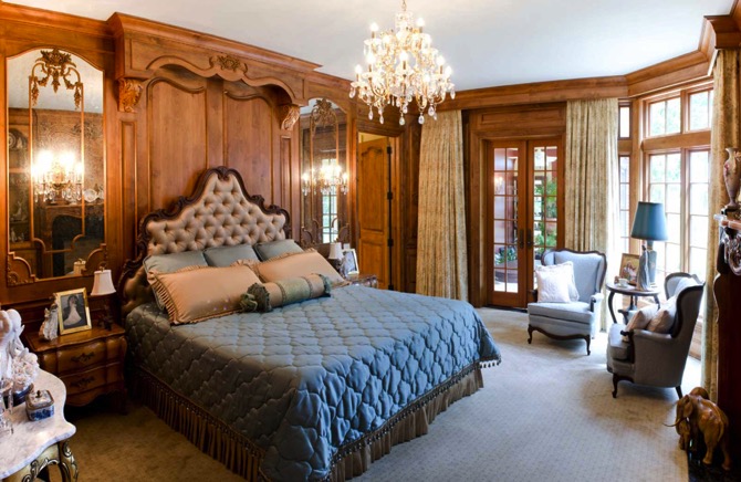 CONTEMPORARY INTERIOR PROJECTS WITH A VINTAGE CHANDELIER