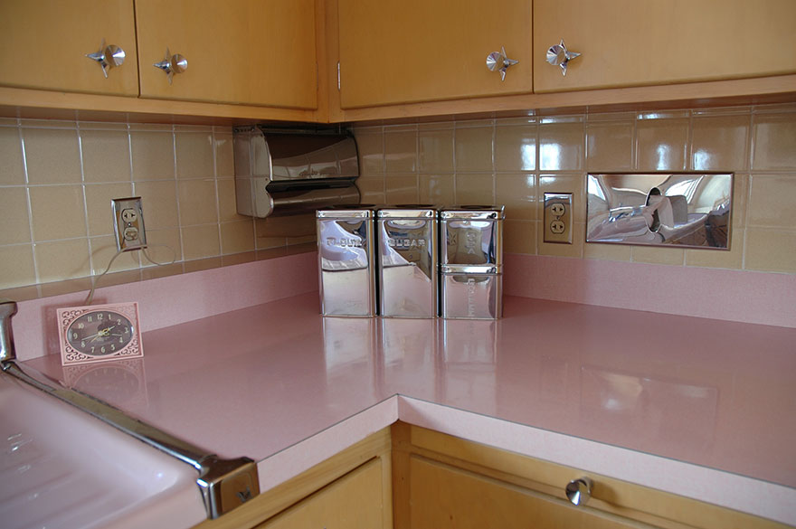 Mid-Century Design: Untouched 1950s house with a soft pink kitchen
