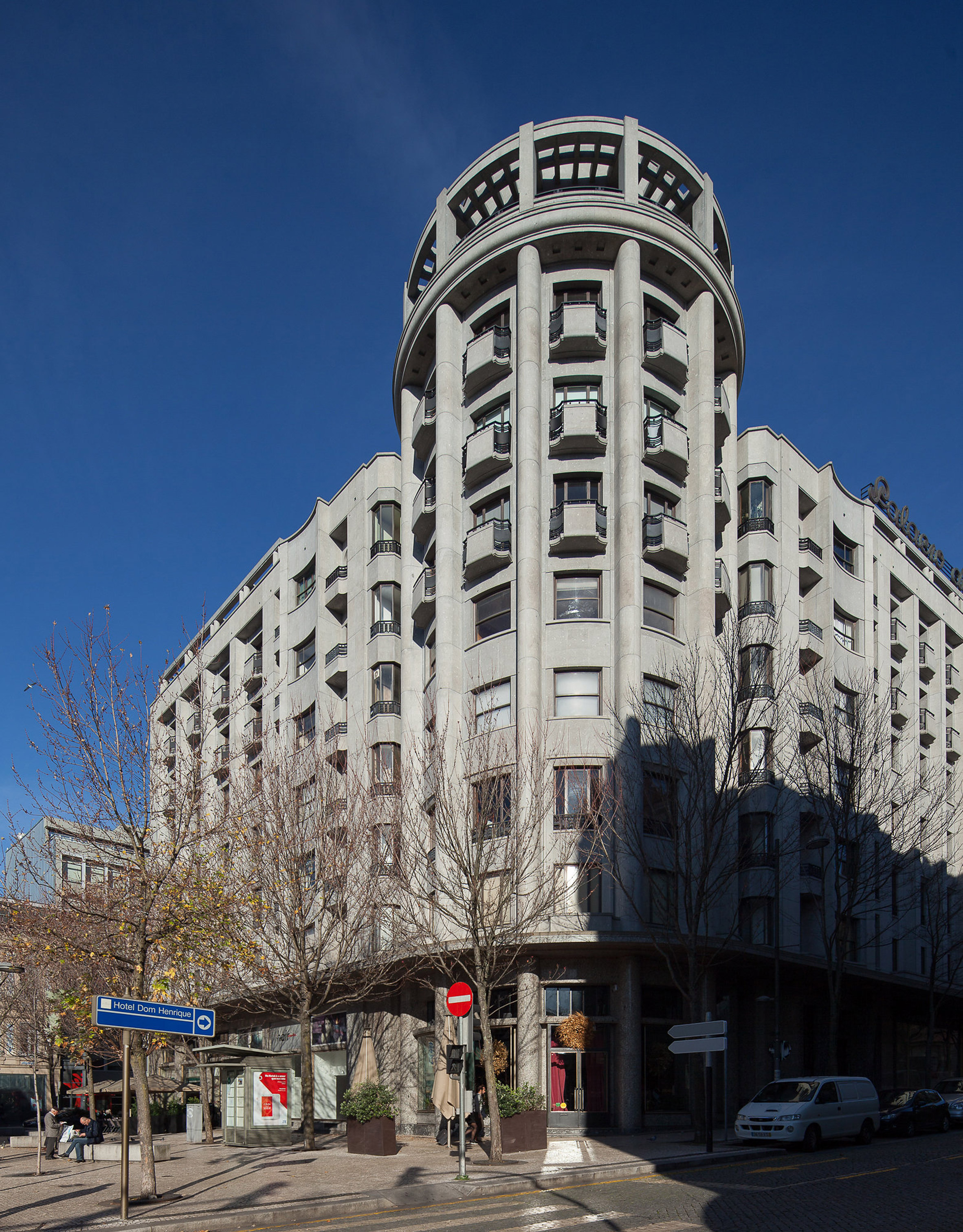 3 Dazzling Apartments with Interiors in 1940s Porto Building 6