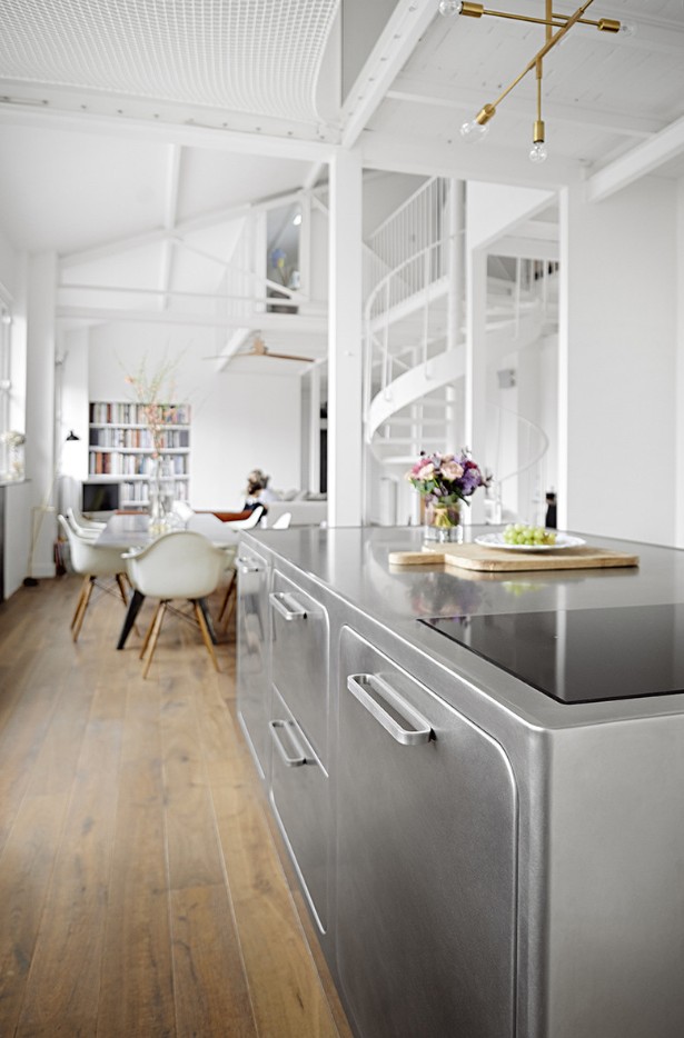 An Industrial Style Kitchen in Romantic Paris You’ll Love (4)