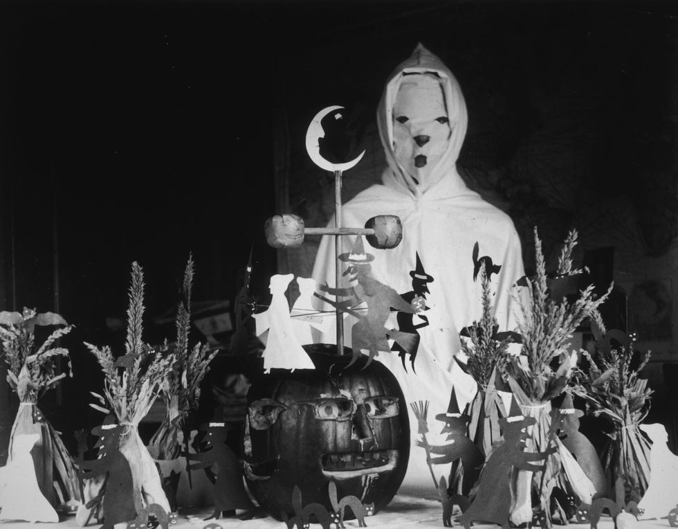 The Scariest Halloween Decoration Ideas For Your Vintage Home! 1