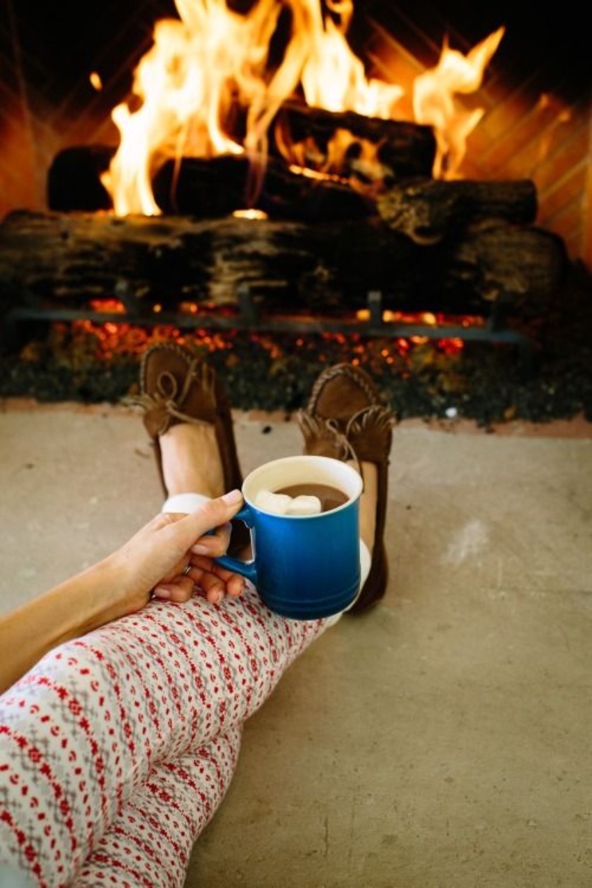 5 Reasons To Stay In And Enjoy The Winter Cozy Nights!